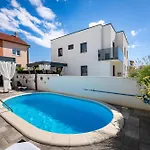 Essenza In Near With Private Pool & Pet Friendly Villa