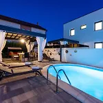 Villa Essenza In Near With Private Pool & Pet Friendly *
