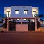 Villa Essenza In Near With Private Pool & Pet Friendly *