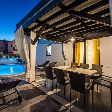 Essenza In Near With Private Pool & Pet Friendly