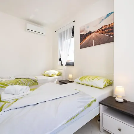Villa Essenza In Near With Private Pool & Pet Friendly *
