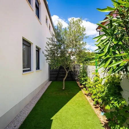 Essenza In Near With Private Pool & Pet Friendly *