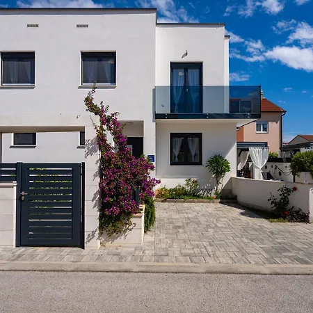 Essenza In Near With Private Pool & Pet Friendly