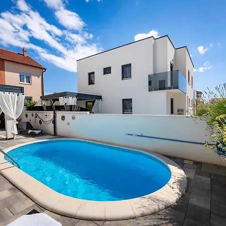 Essenza In Near With Private Pool & Pet Friendly Villa