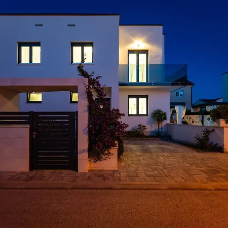 Essenza In Near With Private Pool & Pet Friendly Villa *