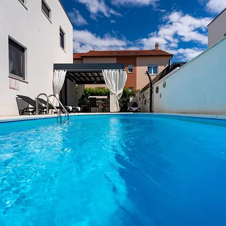 Villa Essenza In Near With Private Pool & Pet Friendly *