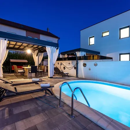Villa Essenza In Near With Private Pool & Pet Friendly *