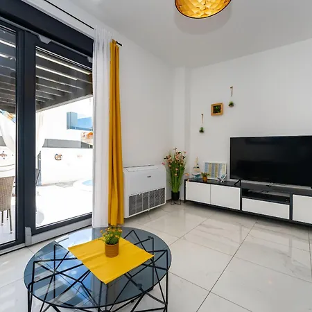 Essenza In Near With Private Pool & Pet Friendly Villa Vodice