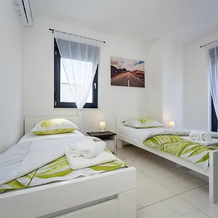 Villa Essenza In Near With Private Pool & Pet Friendly *