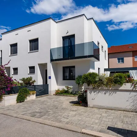 Villa Essenza In Near With Private Pool & Pet Friendly *