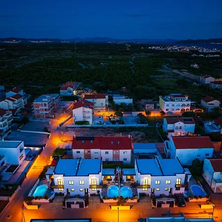 Essenza In Near With Private Pool & Pet Friendly *