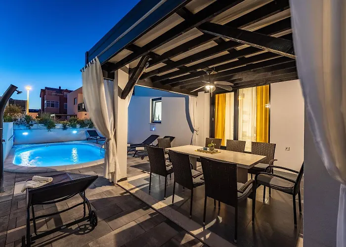 Essenza In Near With Private Pool & Pet Friendly