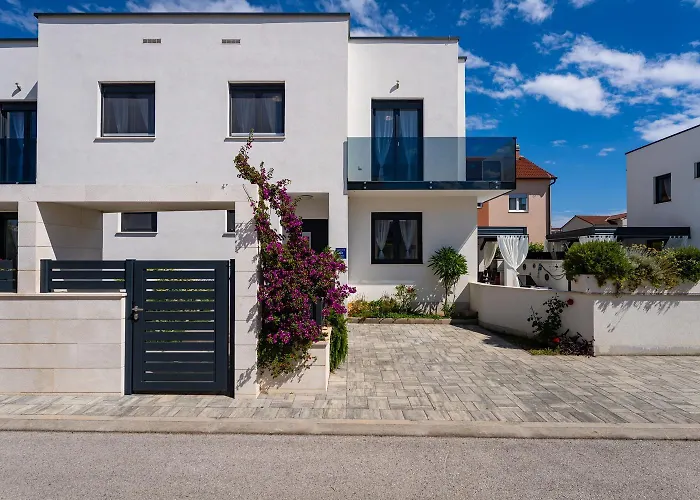 Essenza In Near With Private Pool & Pet Friendly