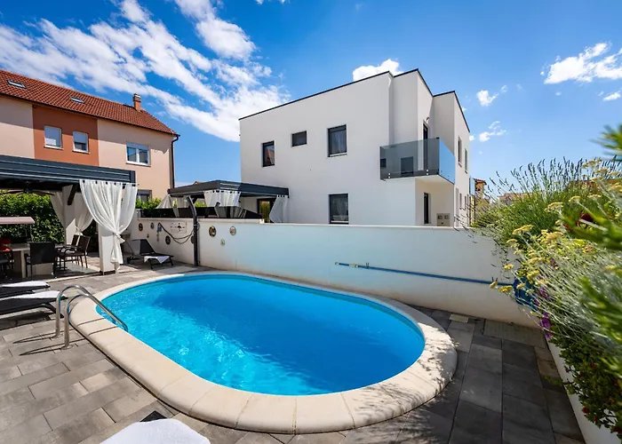 Essenza In Near With Private Pool & Pet Friendly Vila