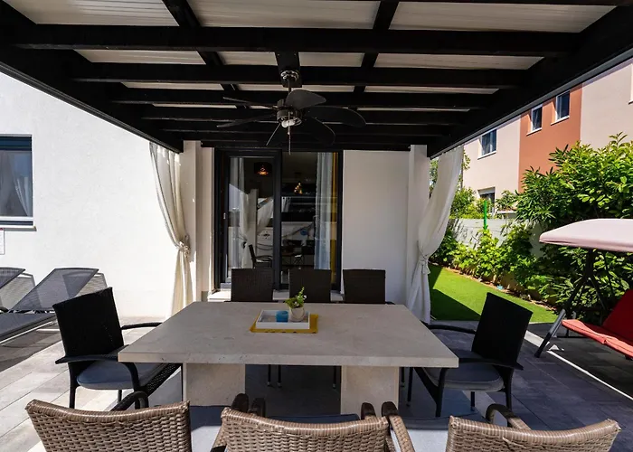 Essenza In Near With Private Pool & Pet Friendly Vila *