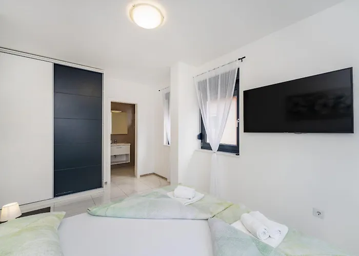 Essenza In Near With Private Pool & Pet Friendly Vila